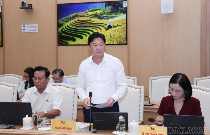 Đồng chí Hoàng Việt Minh - Phó Bí thư Đảng ủy MTTQ, các đoàn thể tỉnh trình bày báo cáo kết quả công tác dân vận 9 tháng năm 2026.