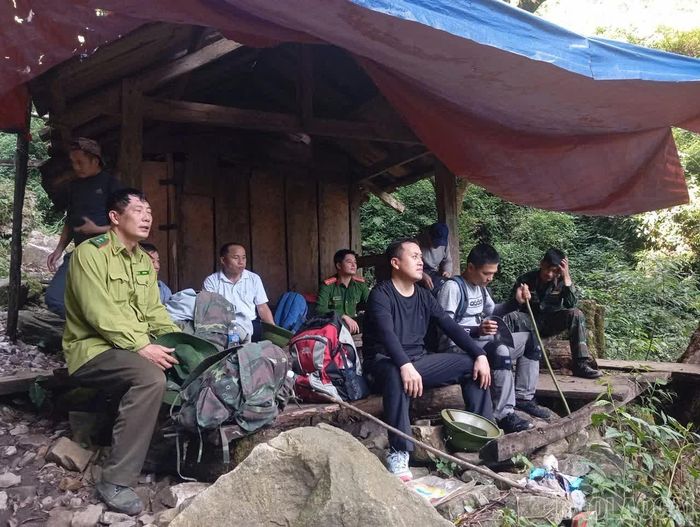 Đoàn khảo sát nghiên cứu, đánh giá điểm dừng chân tuyến đường lên đỉnh Lùng Cúng.