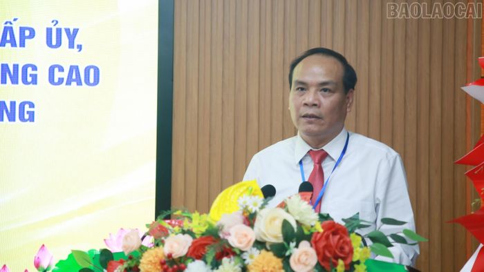 Đồng chí Phó Bí thư Đảng ủy phường Cam Đường phát biểu kết luận tại hội thảo.