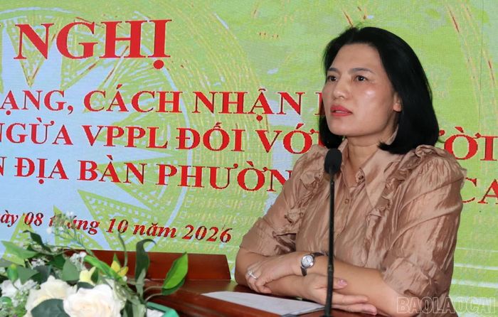  Đồng chí Trần Thị Thùy Dung - Phó Chủ tịch UBND phường Lào Cai phát biểu tại hội nghị. 