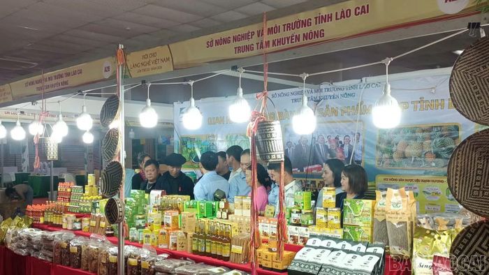 Gian hàng của Trung tâm Khuyến nông tỉnh Lào Cai thu hút đông đảo người dân, du khách đến tham quan, tìm hiểu và mua sắm sản phẩm.