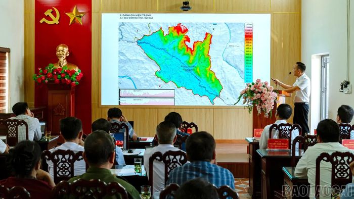 Tại hội nghị, các đại biểu đã theo dõi nội dung Quy hoạch chung xã Phong Hải được trình chiếu trực quan, qua đó nắm bắt được mục tiêu phát triển đô thị của địa phương trong thời gian tới.