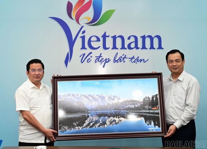 Đồng chí Bí thư Đảng ủy phường Sa Pa Tô Ngọc Liễn tặng quà kỷ niệm cho đồng chí Nguyễn Trùng Khánh - Cục trưởng Cục Du lịch Quốc gia Việt Nam.