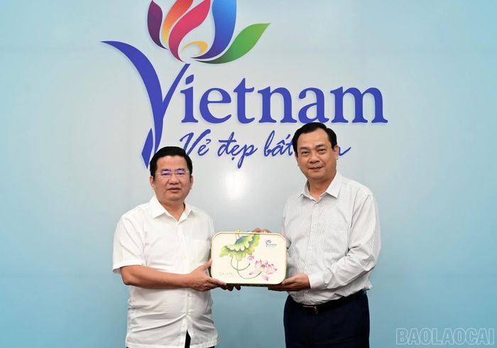Đồng chí Nguyễn Trùng Khánh - Cục trưởng Cục Du lịch Quốc gia Việt Nam tặng quà kỷ niệm cho đồng chí Tô Ngọc Liễn - Bí thư Đảng ủy phường Sa Pa.