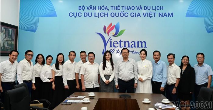 Lãnh đạo và các đại biểu dự buổi làm việc chụp ảnh lưu niệm.