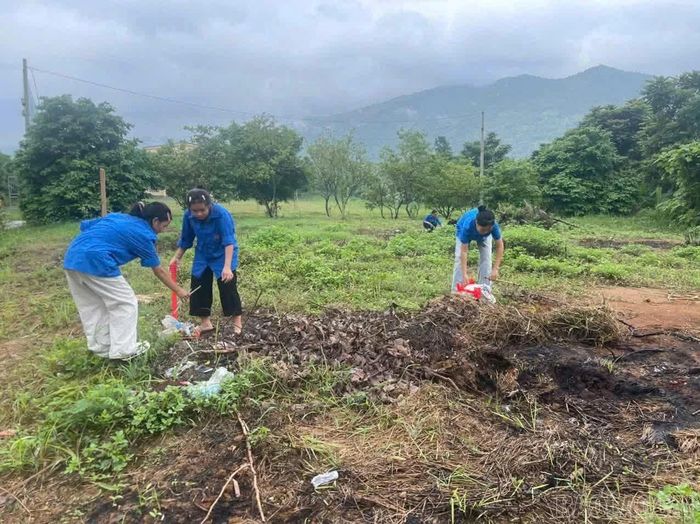 Trao tặng thùng đựng rác và vệ sinh môi trường.