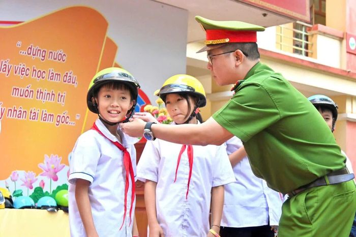 Đoàn xã phối hợp với Công an xã và các đơn vị tổ chức tuyên truyền pháp luật và tặng mũ bảo hiểm cho học sinh.