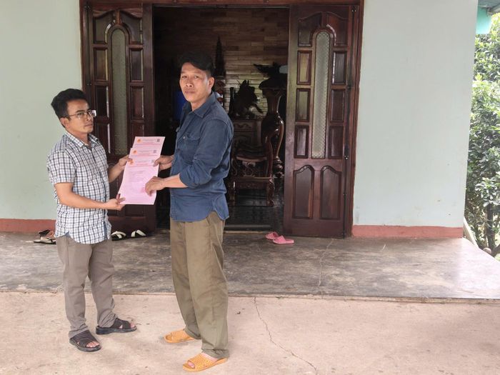 Anh Phạm Văn Tuân (đứng bên phải), nhận được sổ đỏ sau 30 năm không ngừng khoe với bà con vì tin vào Đảng sẽ lo cho dân