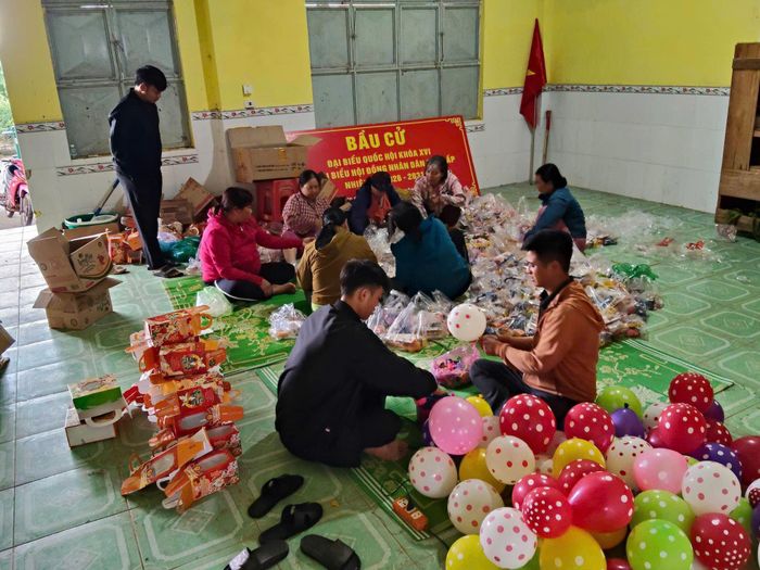 Thành viên CLB chung tay cùng cộng đồng chuẩn bị quà Trung thu cho trẻ em