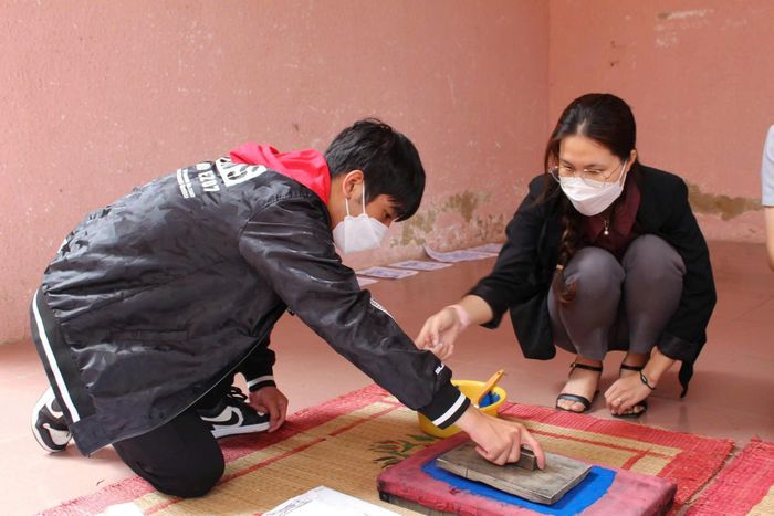 Trải nghiệm in tranh dân gian tại Bảo tàng Lâm Đồng.