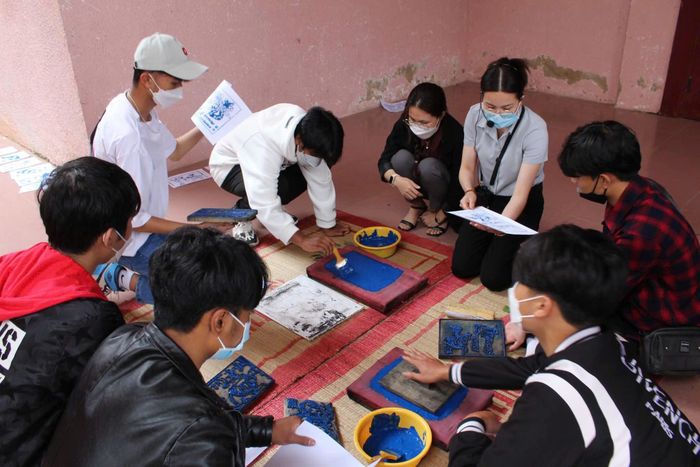 Trải nghiệm in tranh dân gian tại Bảo tàng Lâm Đồng