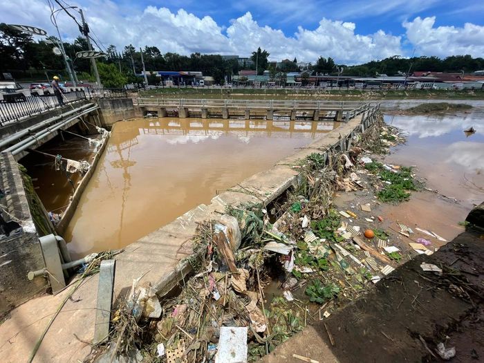Rác thải từ các khu dân cư, nhà vườn dồn về cống lọc của Hồ Xuân Hương, gây áp lực cho đơn vị quản lý môi trường