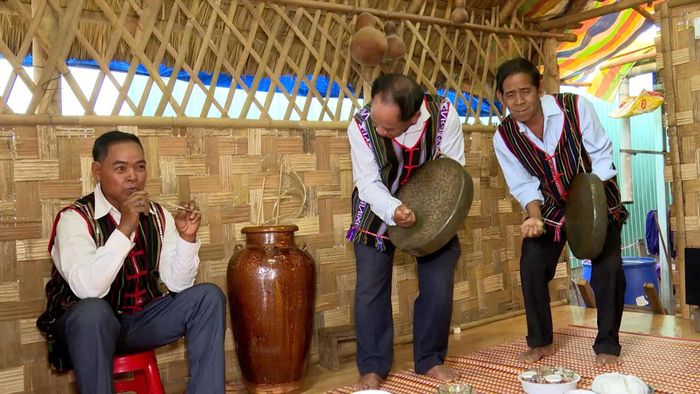 Cùng thưởng thức rượu cần của chị Thị Nguyệt trong không gian văn hóa M’nông