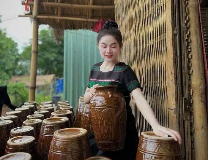 Chị Thị Nguyệt rửa và phơi ché, công đoạn quan trọng trong quá trình ủ rượu cần