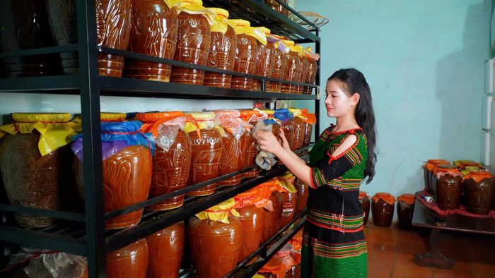 Chị Thị Nguyệt cẩn thận lau chùi, bảo quản những ché rượu cần trước khi đưa đến khách hàng
