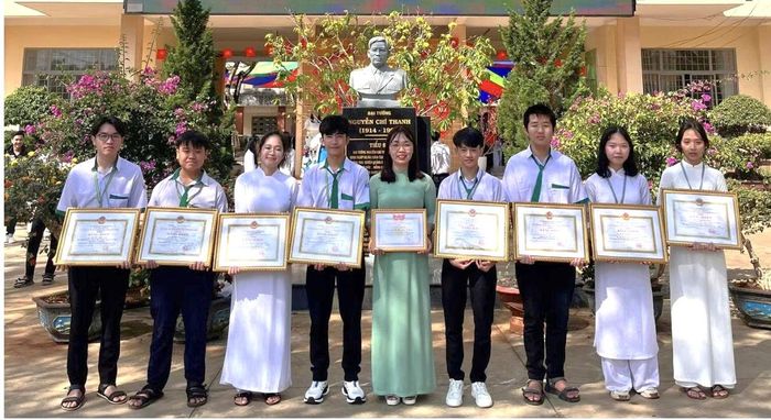 Cô Loan đã dìu dắt nhiều thế hệ học sinh đạt giải cao trong các cuộc thi học sinh giỏi các cấp
