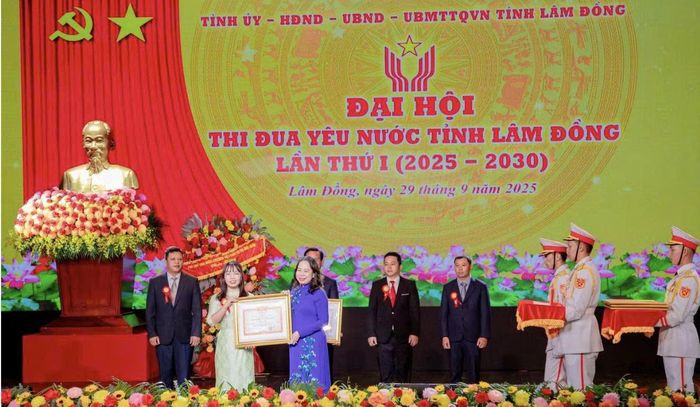 Với những đóng góp của mình, năm 2025, cô giáo Loan (bên trái) vinh dự nhận danh hiệu Chiến sĩ thi đua toàn quốc