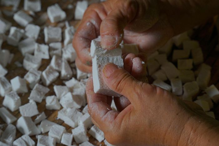 Sau khi cắt, các thành viên trong gia đình bẻ bột thành hình khối nhỏ