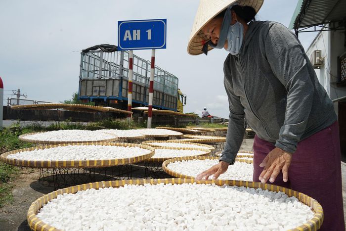 Bà Võ Thị Hồng phụ trách khâu phơi bột