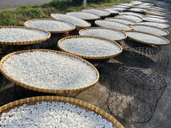 Dưới nắng màu trắng của bột tạo nên nét chấm phá giữa đô thị ồn ào