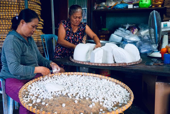 Cứ 2 giờ sáng mỗi ngày là cả gia đình quây quần làm bột