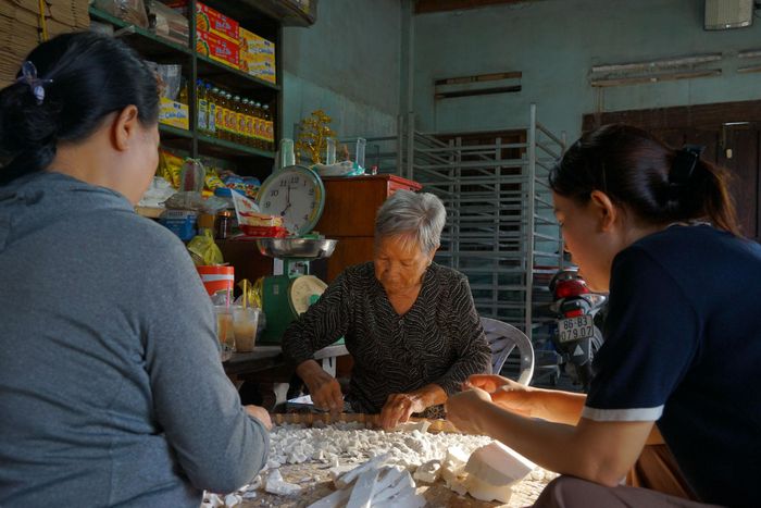 Quây quần bẻ bột