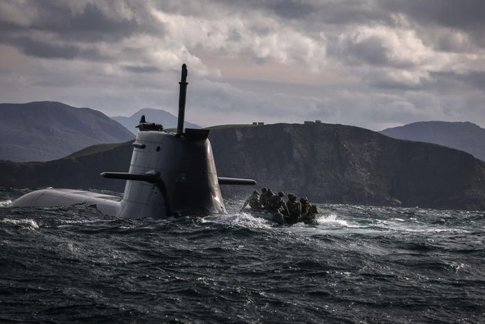 Biệt kích Anh lên tàu ngầm Type 212A của Hải quân Đức ngoài khơi bờ biển phía bắc Scotland ngày 29/9. Ảnh: Bộ Quốc phòng Anh