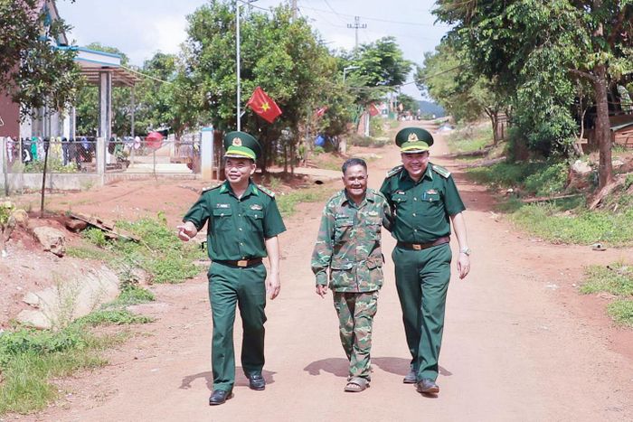Ông Điểu D’rây (ở giữa) cùng cán bộ Đồn Biên phòng Đắk Dang bám địa bàn, thường xuyên vận động Nhân dân tham gia bảo vệ đường biên, cột mốc