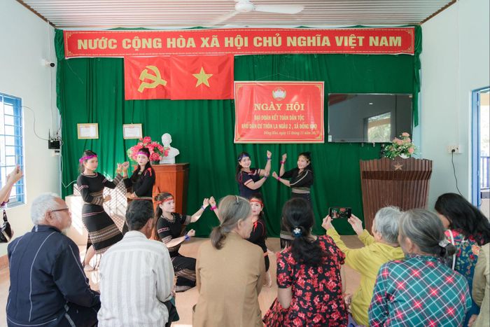 Bà con khu dân cư thôn La Ngâu 2, xã Đồng Kho vui trong Ngày hội Đại đoàn kết toàn dân tộc