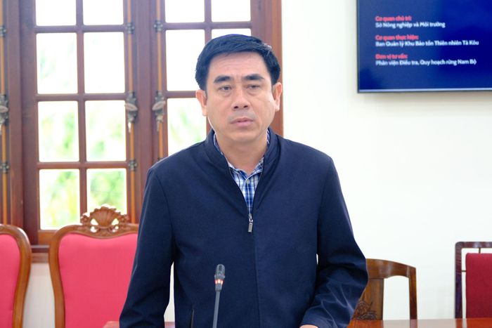 Ông Lê Thanh Sơn, Phó Giám đốc Sở Nông nghiệp và Môi trường báo cáo tiến độ thực hiện dự án