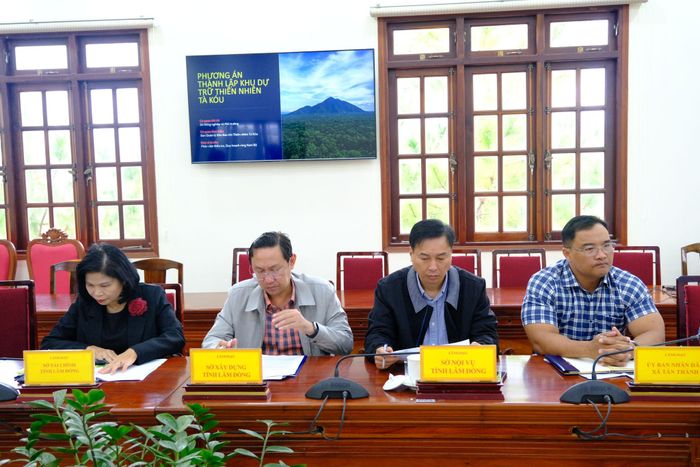 Đại diện lãnh đạo các sở, ngành đơn vị tham dự buổi làm việc