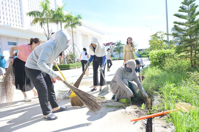 Cán bộ, phóng viên Báo và Phát thanh, Truyền hình Lâm Đồng tham gia dọn vệ sinh tại trụ sở cơ quan ở phường Phú Thủy