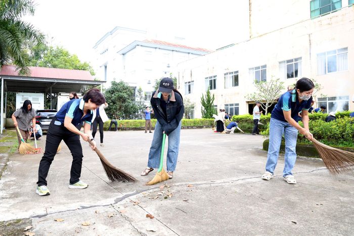Cán bộ, phóng viên Báo và Phát thanh, Truyền hình Lâm Đồng tham gia dọn vệ sinh tại trụ sở cơ quan ở phường Bắc Gia Nghĩa