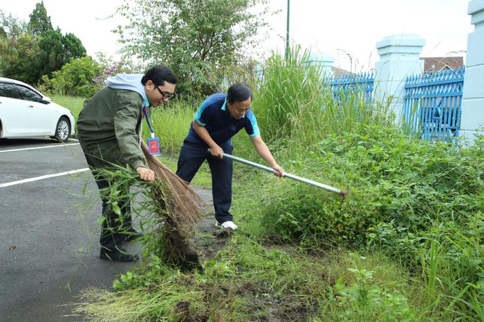 Cán bộ, phóng viên Báo và Phát thanh, Truyền hình Lâm Đồng tham gia dọn vệ sinh cơ quan tại trụ sở chính Đà Lạt