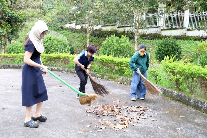 Cán bộ, viên chức, người lao động Báo và Phát thanh, Truyền hình Lâm Đồng cơ sở Bắc Gia Nghĩa tham gia dọn dẹp, vệ sinh khuôn viên trụ sở làm việc