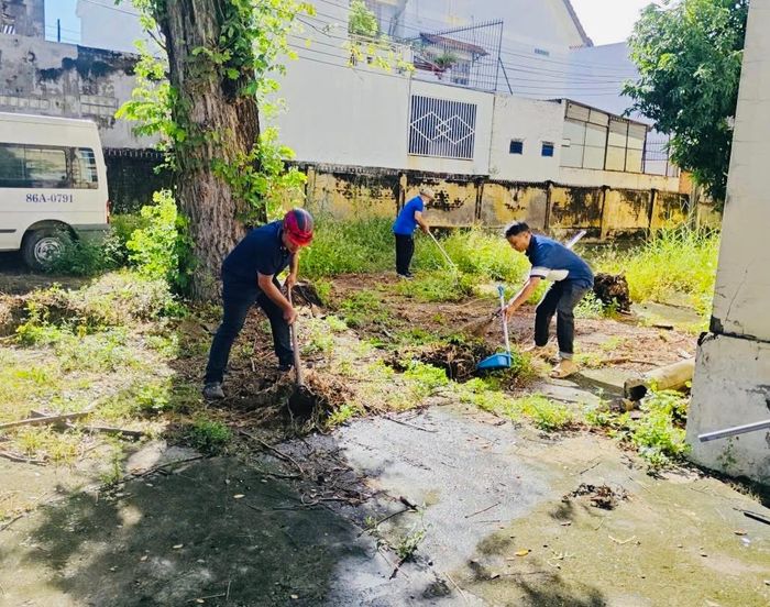 Cán bộ, viên chức, người lao động Báo và Phát thanh, Truyền hình Lâm Đồng cơ sở Phú Thuỷ ra quân dọn dẹp, vệ sinh khuôn viên cơ quan