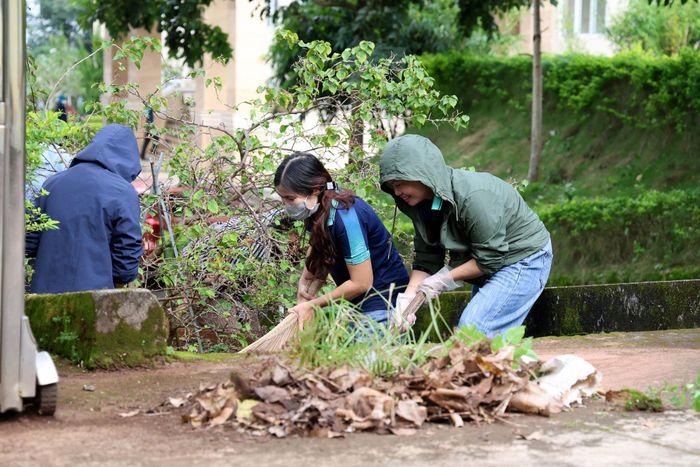 Cán bộ, viên chức, người lao động Báo và Phát thanh, Truyền hình Lâm Đồng cơ sở Bắc Gia Nghĩa vệ sinh khu vực cổng ra vào