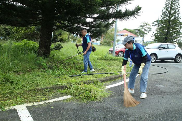 Cán bộ, phóng viên Báo và Phát thanh, Truyền hình Lâm Đồng tham gia dọn vệ sinh cơ quan tại trụ sở chính Đà Lạt