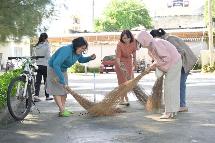 Cán bộ, phóng viên Báo và Phát thanh, Truyền hình Lâm Đồng tham gia dọn vệ sinh tại trụ sở cơ quan ở phường Phú Thủy