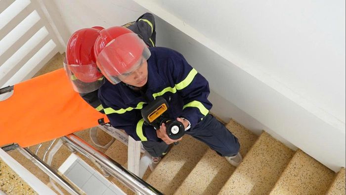 Cán bộ, chiến sĩ Đội Chữa cháy và cứu nạn cứu hộ Khu vực 11 luyện tập phương án tiếp cận đối với cháy ở nhà cao tầng