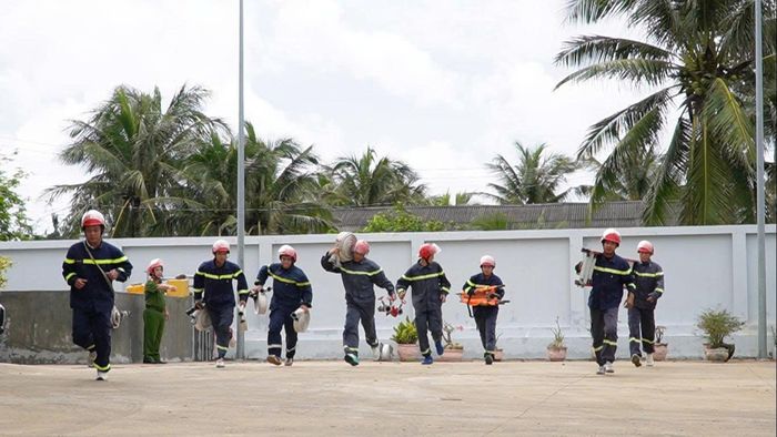 Việc triển khai các biện pháp PCCC đòi hỏi các cán bộ, chiến sĩ Công an Đặc khu Phú Quý phải nắm vững từng kỹ thuật, động tác