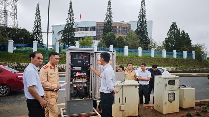 Lực lượng chức năng phối hợp kiểm tra hệ thống thiết bị