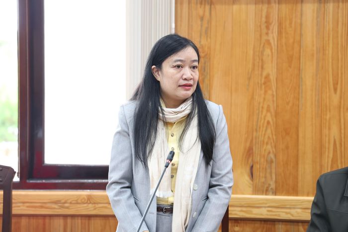 TS. Nguyễn Thị Mỹ Hạnh, Phó Hiệu trưởng Trường Cao đẳng Đà Lạt báo cáo về công tác hoạt động sau sắp xếp với Trường Cao đẳng Cộng đồng Đắk Nông