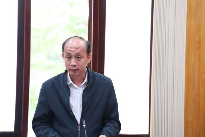 Phó Giám đốc Sở Giáo dục và Đào tạo Trần Sĩ Thành báo cáo về hoạt động giáo dục sau sắp xếp mạng lưới trường lớp