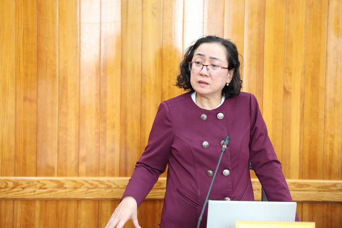 Phó Giám đốc Sở Tài Chính Bùi Thị Hồng Thủy phát biểu về việc phân bổ các nguồn vốn cho giáo dục