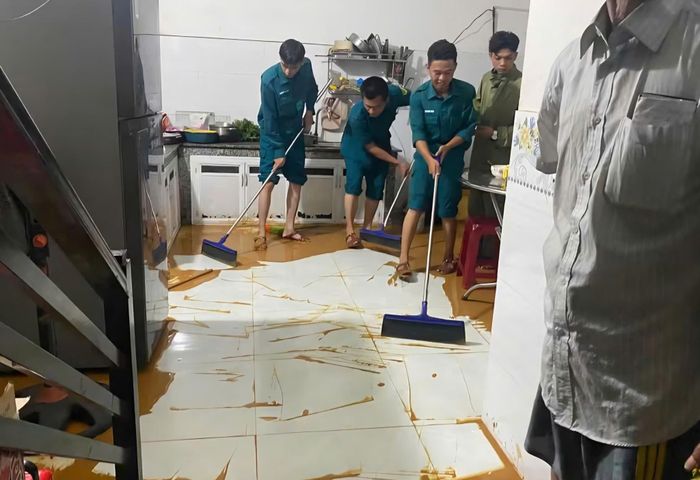 Lực lượng dân quân thuộc Ban CHQS Phường 3 Bảo Lộc hỗ trợ người dân dọn dẹp sau khi nước rút