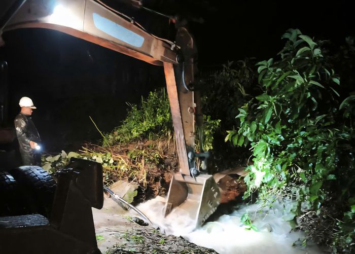 Máy múc được huy động để khơi thông dòng chảy ở các vị trí đất đá đổ xuống