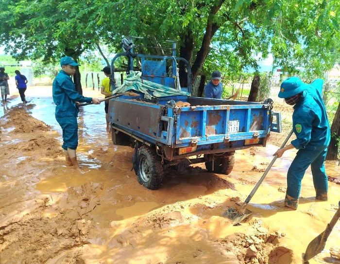 Lực lượng dân quân xã Hồng Thái giúp dân dọn dẹp bùn cát sau sự cố cát tràn tại khu dân cư Thái An
