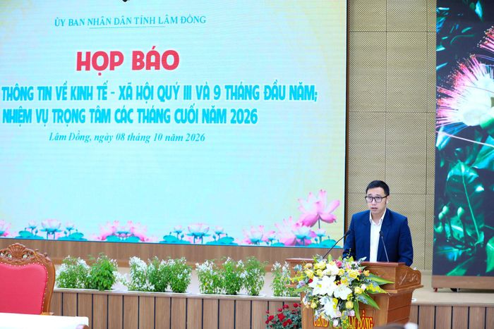 Phó Giám đốc Sở Tài chính Lâm Đồng Nguyễn Trần Nhật Huy thông tin về tình hình kinh tế - xã hội 9 tháng đầu năm 2026