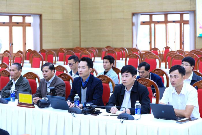 Các phóng viên, nhà báo Trung ương, địa phương đóng trên địa bàn Lâm Đồng dự và theo dõi phát biểu của lãnh đạo UBND tỉnh